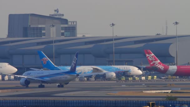 バンコク 2023年1月19日 スワンナプーム空港でのAnaタクシーのボーイング787 全日本空輸 Ana日本航空 観光と旅行のコンセプト — ストック動画