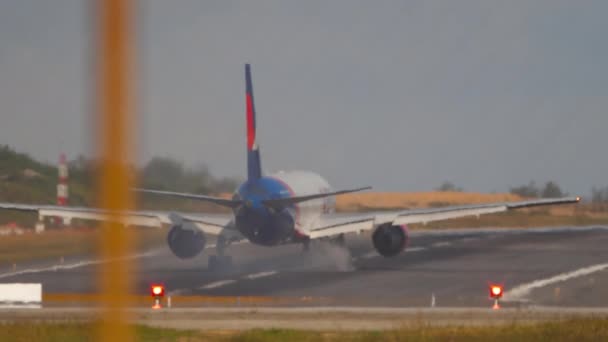 Phuket Thailand Februar 2023 Boeing 767 Der Azur Air Verbrennt — Stockvideo