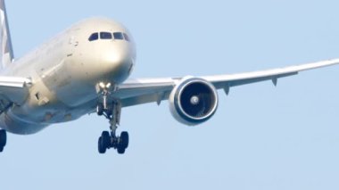 PHUKET, THAILAND - 25 HAZİRAN 2023 Etihad Havayolları Dreamliner uçağı inişi. Bir Boeing 787 görüntüsü yaklaşıyor. Yolcu uçağı uçar. Turizm seyahati kavramı