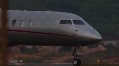 PHUKET, THAILAND - 26 HAZİRAN 2023: Bombardıman Küresel 7500, VistaJet Malta 'nın 9H-VID' si Phuket Havaalanı 'nda. Özel iş jeti taksisi. Havaalanı. Uçak silueti takside.