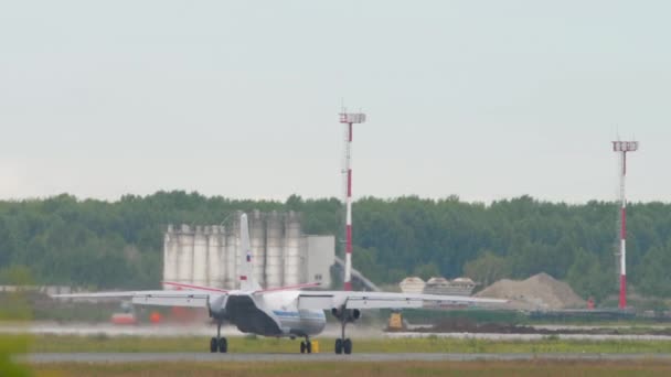 Transport Turboprop Aircraft Taxiing Terminal Novosibirsk Airport Soviet Military Transport — Stok video
