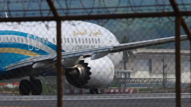 ประเทศไทย มกราคม 2023 โบอ 737 ของโอมานแอร บนร นเวย อมท จะข — วีดีโอสต็อก
