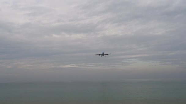 Passenger Jet Aircraft Approaching Landing Sea Airliner Cloudy Sky Background — Stockvideo