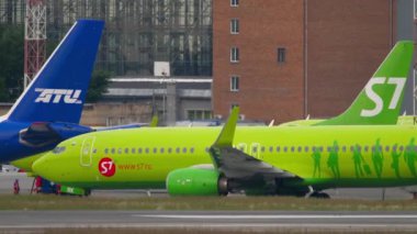 NOVOSIBIRSK, RUSSIAN FEDERATION - 10 Haziran 2020: S7 Airlines 'dan Boeing 737' nin görüntüsü Tolmachevo havaalanındaki pistte taksicilik yapıyor. Turizm ve seyahat kavramı