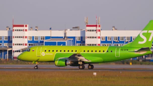 Novosiirsk ロシア連邦 2020年6月17日 旅客便の離陸 S7航空のエンブラエルE170は 滑走路で始まり トルマチェヴォ空港でスピードアップ 出発します 観光と旅行のコンセプト — ストック動画