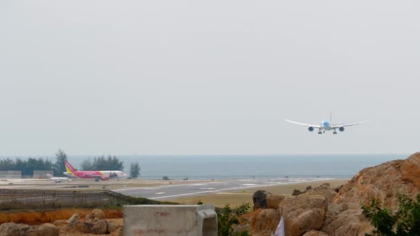 Phuket Tajlandia Styczeń 2023 Samolot Pasażerski Tui Airways Lądujący Lotnisku — Wideo stockowe