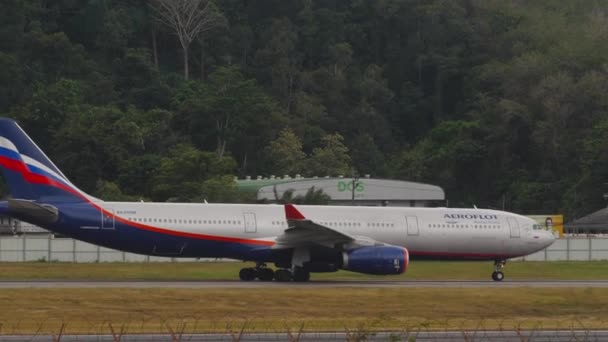 Phuket Thailand January 2023 Airplane Aeroflot Taxiing Phuket Airport Side — Stockvideo