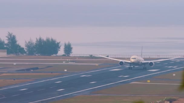Phuket Thailand 2023年2月3日 波音787 Dreamliner Etihad Airways的A6 Bnb在普吉机场着陆 — 图库视频影像