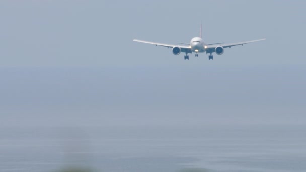 Long Shot Unrecognizable Jet Plane Descending Land Sea Airplane Flies — Stockvideo