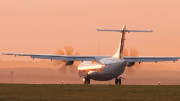 Kazan Russia August 2022 Passenger Aircraft Atr Utair Taxiing Turboprop — Vídeo de Stock
