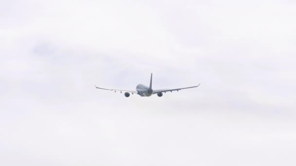 Rear View Jet Passenger Plane Take Departure Runway Airfield Airport — 图库视频影像