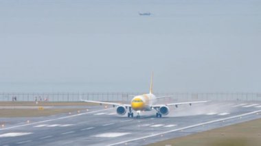 Jet yolcu uçağı kalkışa hazırlanıyor. Ticari uçak kalkışı. Denizin arka planındaki havaalanı. Tropik ada, havaalanı