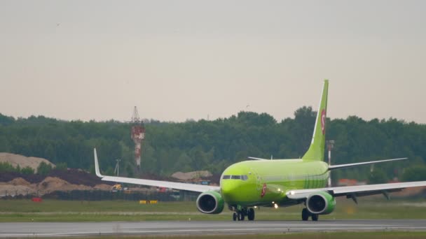 Novosibirsk Russian Federation June 2020 Boeing 737 Airlines Taxiing Runway — Wideo stockowe