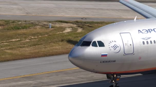 Phuket Thailand 2023年2月6日 客机A330 Aeroflot Taxiing Phuket Airport 滑行道上的飞机 侧视图 — 图库视频影像