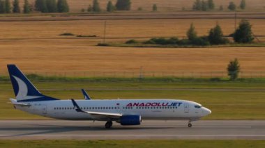 KAZAN, RUSSIA - 05 AĞUSTOS 2022: Yolcu jet uçağı Boeing 737 AnadoluJet ivmesi ve Kazan havaalanından kalkış. AnadoluJet Türk düşük maliyetli havayolu. Turizm ve seyahat kavramı