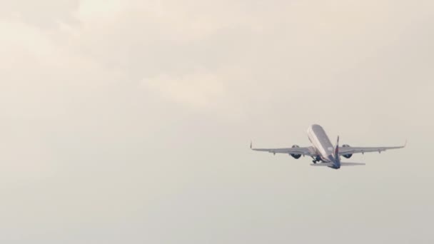 Avião Passageiros Jacto Sair Visão Traseira Descolagem Avião Avião Subir — Vídeo de Stock