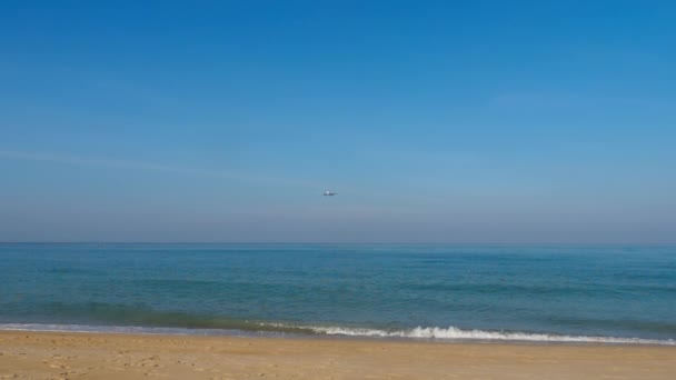 Jet Plane Approaching Land Cinematic Shot Aircraft Blue Sky Sea — Vídeo de stock