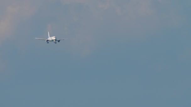 Commercial Aircraft Approaching Landing Footage Passenger Jet Plane Descending Airplane — Vídeos de Stock
