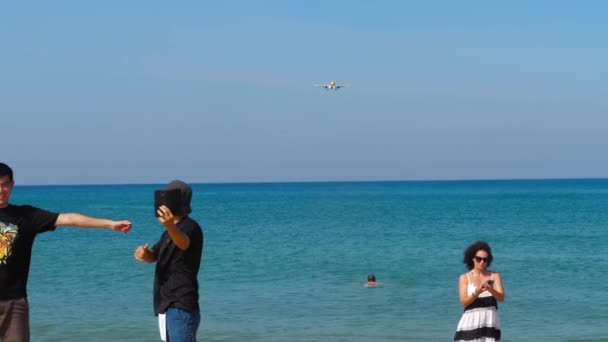 Phuket Thailand January 2023 People Flying Airplane Tropical Blue Sea — Video