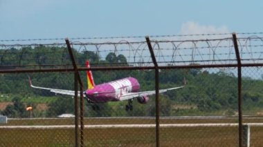 PHUKET, THAILAND - 10 Şubat 2023: Airbus A321-211, Phuket Havaalanı 'na VietJet Air iniş yapan HS-VKM. Bir uçak yaklaşıyor, yan görüş. Turizm seyahati kavramı