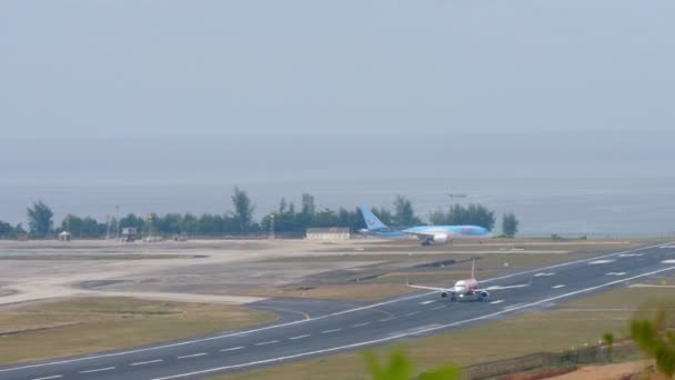 タイのプーケット 2023年2月6日 ロングショットのエアバスA320 Airasiaプーケット空港で離陸し サイドビュー ジェット機の出発 観光と旅行のコンセプト — ストック動画