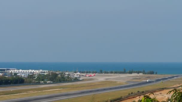 Phuket Thailand Şubat 2023 Yolcu Uçağı Hızlanır Phuket Havaalanından Havalanır — Stok video