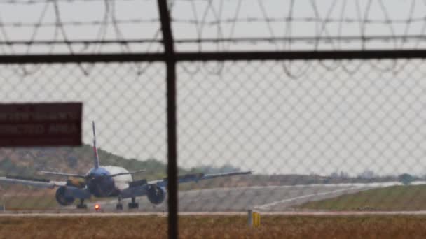 Airplane Landing Touching Runway Braking Flaps Aircraft Arrival Airfield Fence — kuvapankkivideo