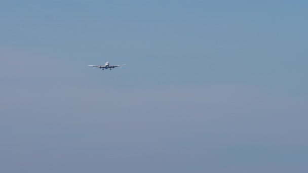 民用喷气式飞机接近着陆 前视镜 飞机飞行 前视镜 飞机在天空中的影像 — 图库视频影像