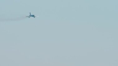Tanımlanamayan bir jet uçağının iniş için yaklaşma ihtimali çok düşük. Mavi gökyüzünde bir uçak. Turizm ve seyahat kavramı