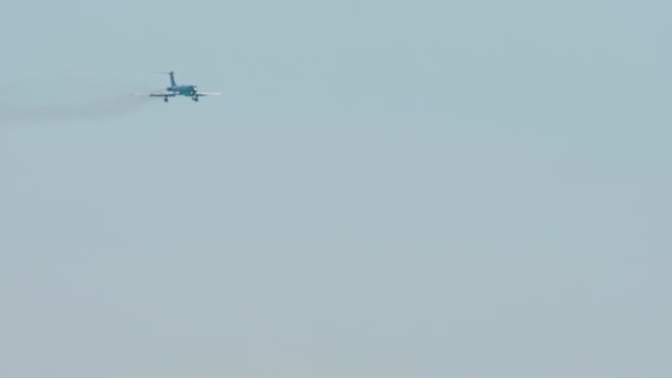 Weitschuss Eines Nicht Wiederzuerkennenden Düsenflugzeugs Das Sich Einer Landung Nähert — Stockvideo