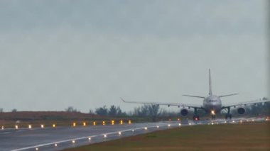 Kalkış için piste giden bir jet yolcu uçağının ön görüntüsü. Turizm seyahati kavramı