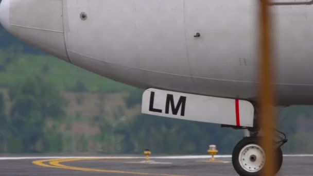 Phuket Thailand January 2023 Airplane Taxiway Aircraft Engine Landing Gear — стокове відео