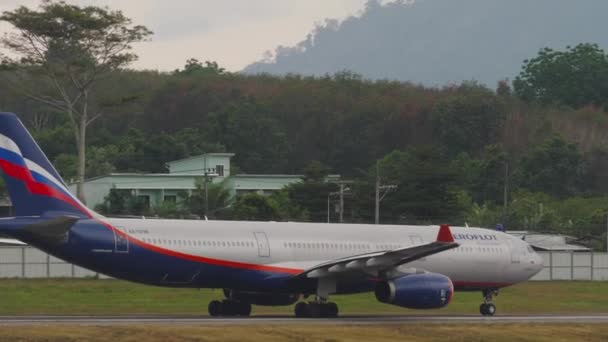 Phuket Thailand January 2023 Airplane Aeroflot Taxiing Phuket Airport Side — Stockvideo
