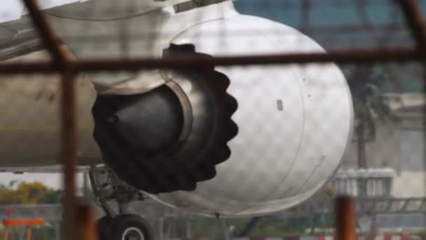 Vliegtuigmotor Vliegtuigzicht Door Luchthaventransport Vliegtuig Startbaan Klaar Voor Vertrek — Stockvideo