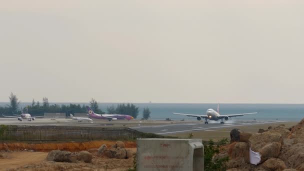 Phuket Thailand January 2023 Airplane Turkish Airlines Landing Braking Phuket — Video