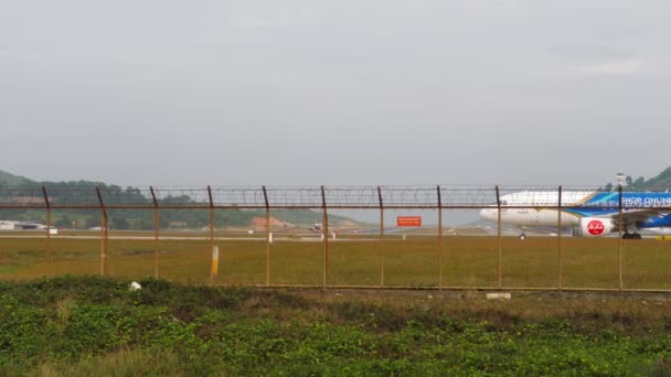 タイのプーケット 2023年1月31日 Airasia Kingpower ComのエアバスA320 Abxプーケット空港でのライバルタクシー サイドビュー スポッティングだ 飛行場の旅客機だ 滑走路及び誘導路 — ストック動画