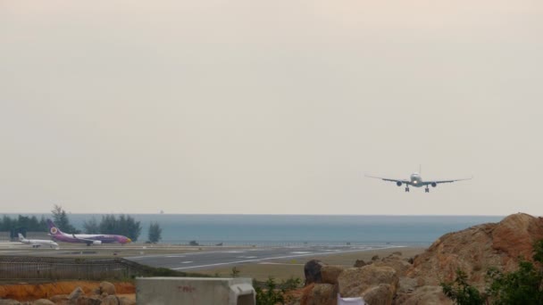 Phuket Thailand January 2023 Panoramic View Runway Aircraft Landing Front — стоковое видео