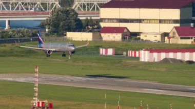 SOCHI, RUSSIA - 28 Temmuz 2022: Aeroflot 'un A321 sefer sayılı Airbus yolcu uçağı Sochi havaalanına iniş ve frenleme. Uçak uçuşu, varış. Turizm ve seyahat kavramı
