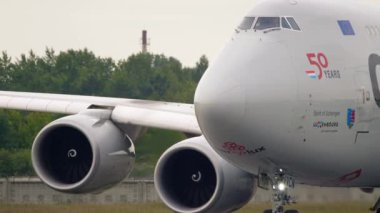 NOVOSIBIRSK, RUSYA FEDERasyonu - 10 Haziran 2020: Tolmachevo havaalanında Boeing 747 Cargolux taksisi. Kokpitin dışardan yakın görüntüsü. Yük taşıyıcı