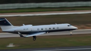 PHUKET, THAILAND - 11 Şubat 2023: Özel jet jeti Gulfstream G450, Alpi Jets 'in OE-LUX' u Phuket havaalanına iniyor. Turizm ve seyahat kavramı