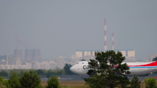 Novosiirsk ロシア連邦 2020年6月17日 貨物航空機ボーイング747ゴルクスは トルマチェヴォ空港 サイドビューでタクシー 貨物輸送船 飛行場のヘイズ — ストック動画