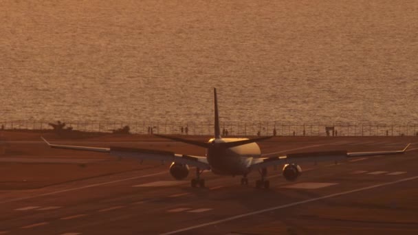 Die Silhouette Eines Flugzeugs Bremst Bei Sonnenuntergang Vor Dem Hintergrund — Stockvideo