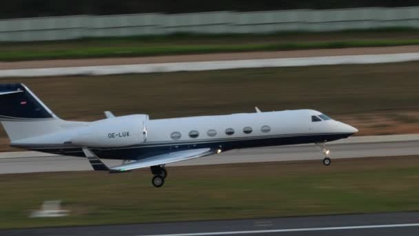 Phuket Thailand 2023年2月11日 私人飞机湾流G450 Lux Alpi Jets降落在普吉机场 旅游和旅行概念 — 图库视频影像