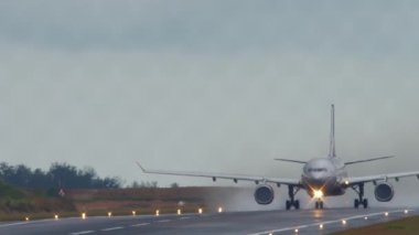 PHUKET, THAILAND - 25 HAZİRAN 2023: Jet yolcu uçağı Airbus A330, RA-73787 Aeroflot kalkış, kalkış. Uçak, uçak kalkıyor.