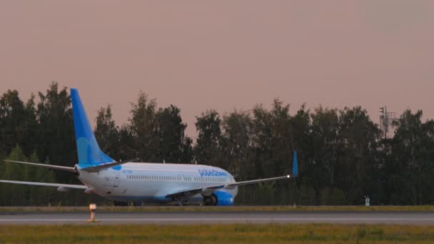 Kasan Russland August 2022 Boeing 737 Von Pobeda Rollt Auf — Stockvideo