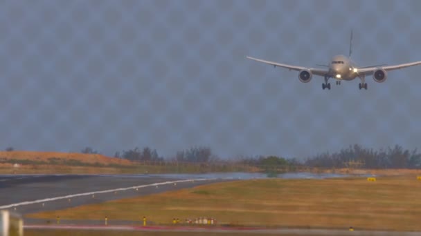 Letadlo Pro Cestující Přistává Letišti Výhled Zepředu Pohled Přes Plot — Stock video
