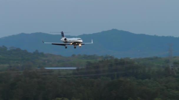 Phuket Thailand 2023年2月11日 Alpi Jets的私人喷气式湾流G450在普吉机场降落的侧视图 旅游和旅行概念 — 图库视频影像