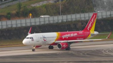 PHUKET, THAILAND - 13 Şubat 2023: Yolcu uçağı Airbus A320-214, HS-VKC VietJet Air Amazing Thailand Livery taksisi Phuket Havaalanında. Turizm ve seyahat kavramı