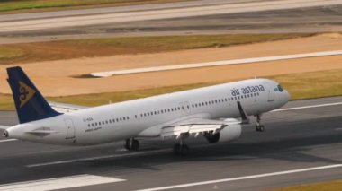 PHUKET, THAILAND - 13 Şubat 2023: Yolcu uçağı Airbus A321-271NX, Air Astana iniş için El-KGA, Phuket havaalanında frenleme. Uçak geldi, havaalanı.
