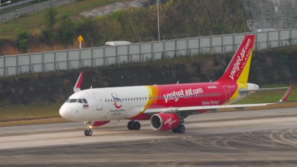 Phuket Thailand February 2023 Pesawat Penumpang Airbus A320 214 Vkc — Stok Video